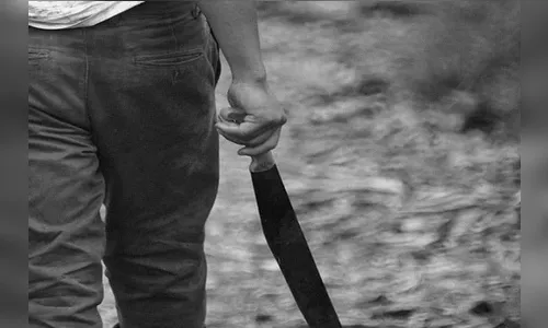 Mulher relata ameaça com facão por vizinho em Jardim Alegre