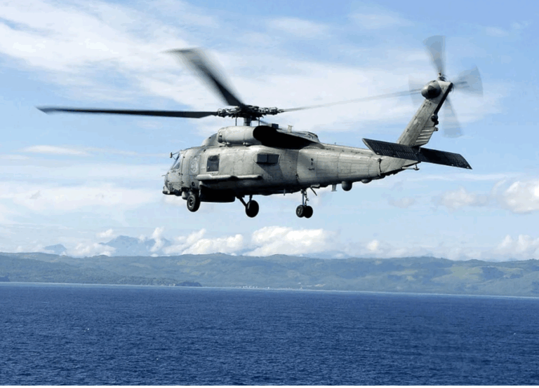 Helicóptero da Marinha dos EUA se aproxima da Venezuela