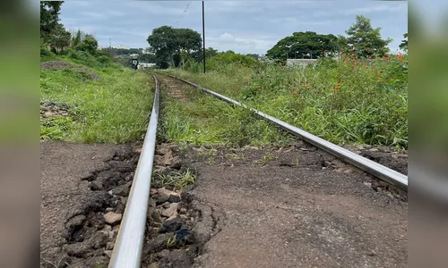 Motorista é forçado a caminhar por trilhos após roubo de carro