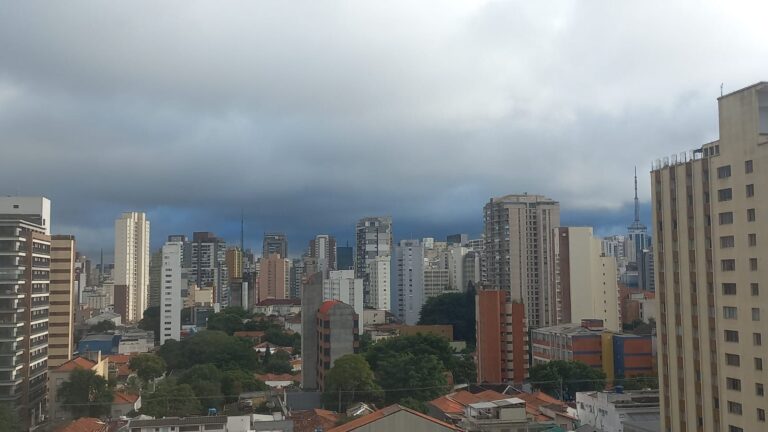 Mudança drástica no tempo provoca queda de temperatura em São Paulo