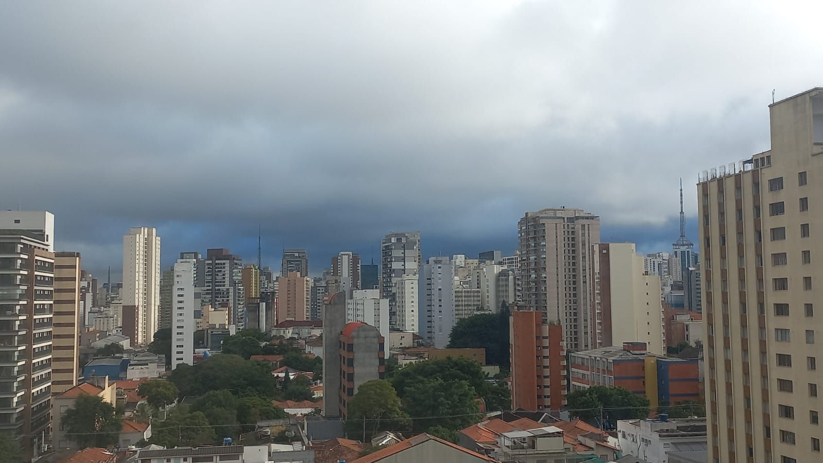 Mudança drástica no tempo provoca queda de temperatura em São Paulo