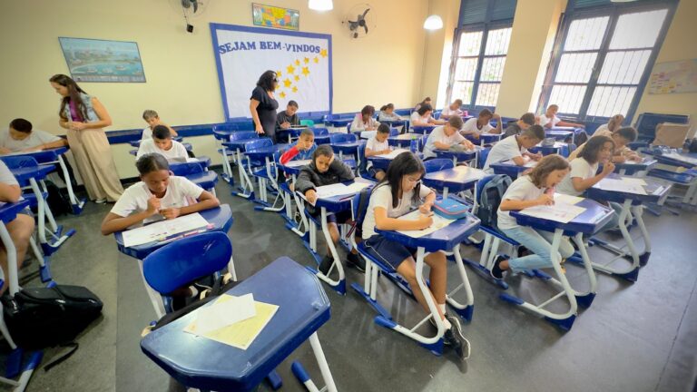 Estudo revela melhora no aprendizado escolar no Rio após proibição de celulares