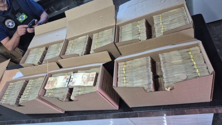 Malas de dinheiro apreendidas em operação contra cigarros clandestinos