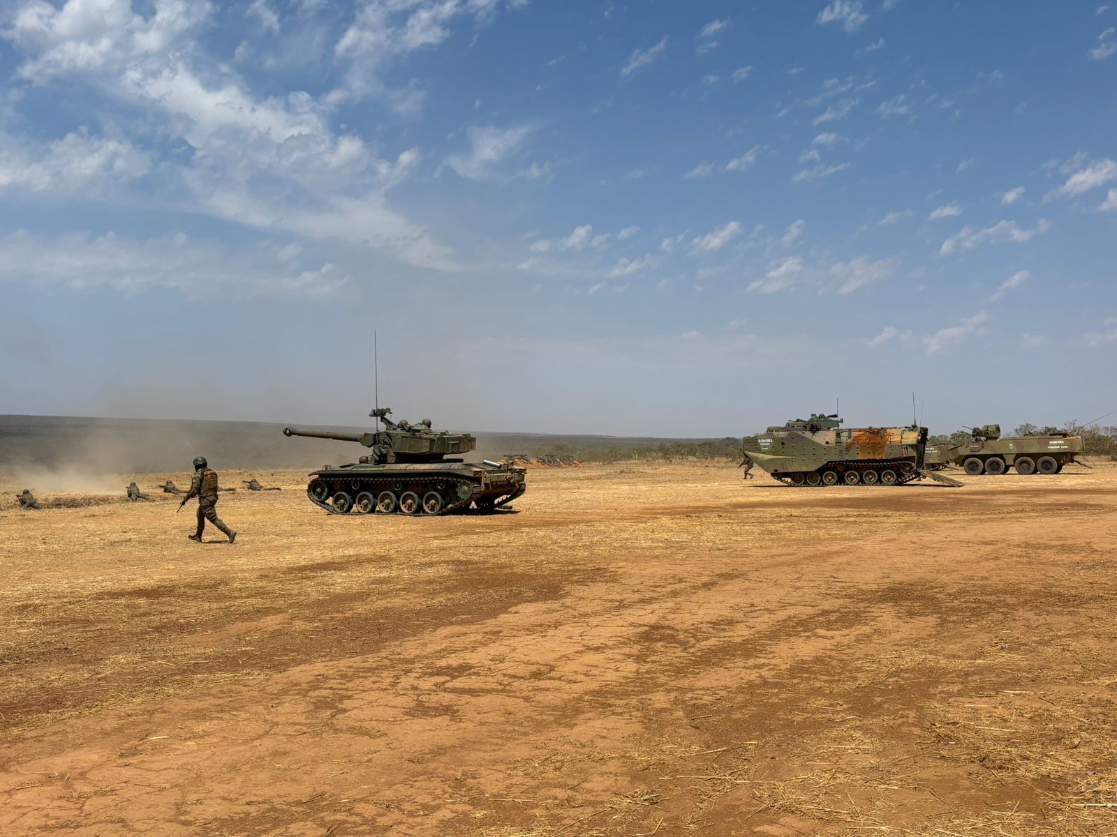 Marinha do Brasil realiza treinamento militar com mísseis e caças