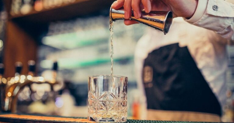 Investigação sobre bebidas adulteradas com metanol avança em SP