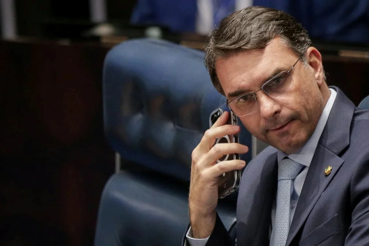 Flávio Bolsonaro critica Lula e o tráfico