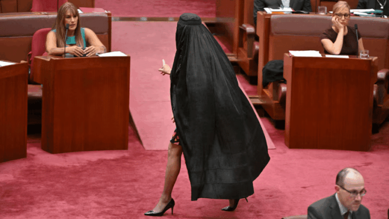 Senadora australiana provoca ao usar burca e é suspensa do Parlamento