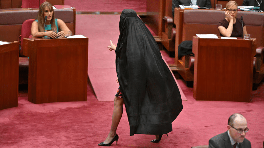 Senadora australiana provoca ao usar burca e é suspensa do Parlamento
