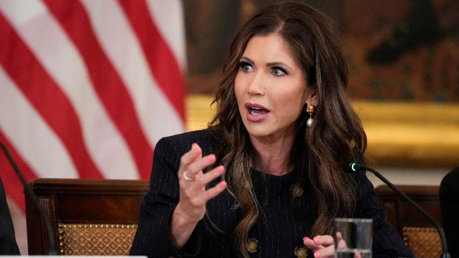 Kristi Noem pede veto total a imigrantes em discurso polêmico
