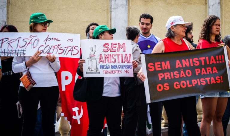 Divisão entre brasileiros sobre anistia a envolvidos em tentativa de golpe