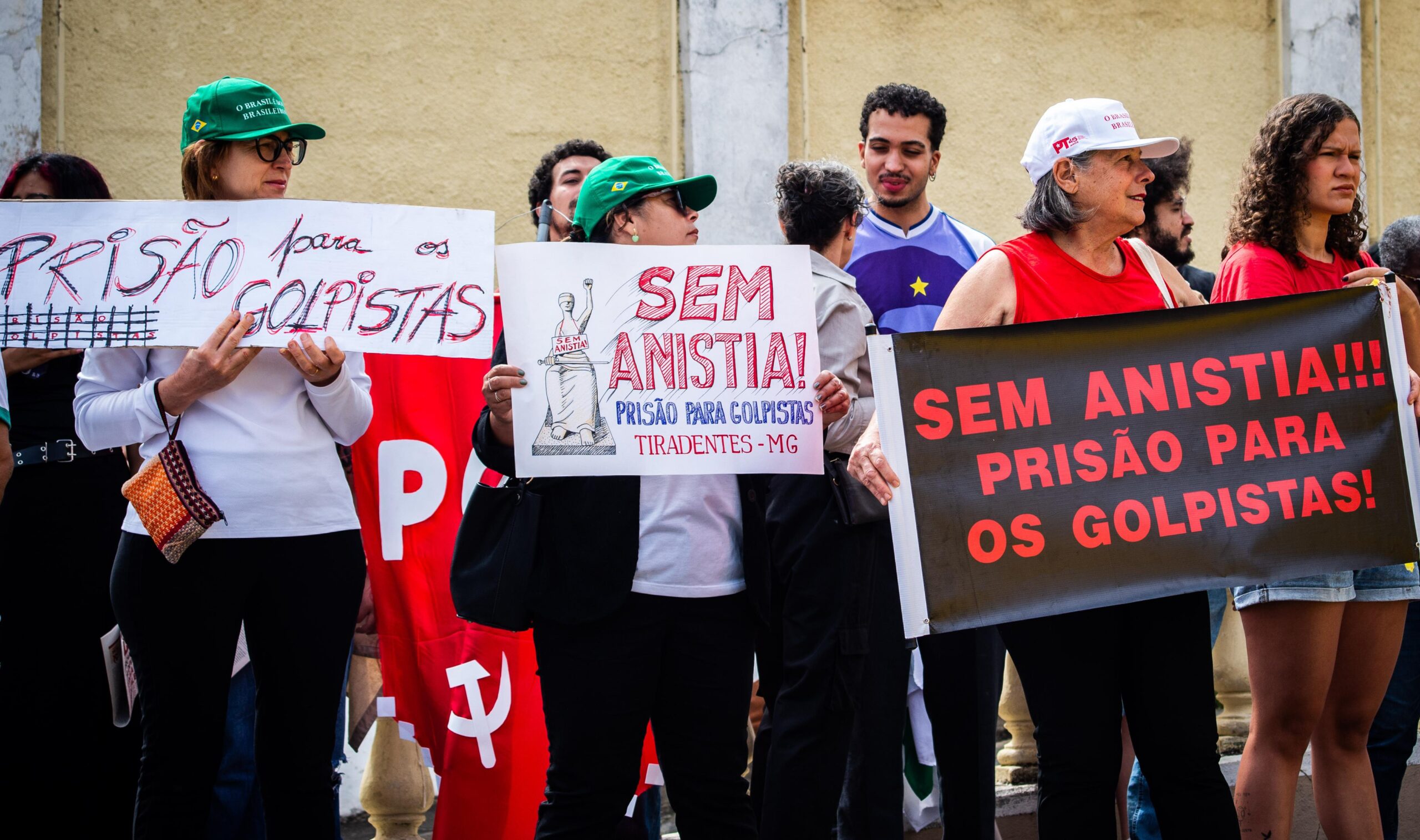 Divisão entre brasileiros sobre anistia a envolvidos em tentativa de golpe