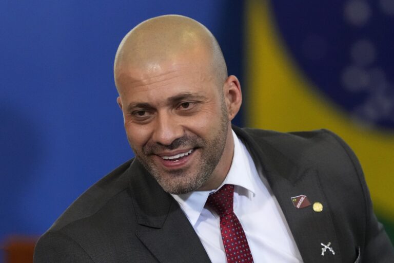 Daniel Silveira passa quase todo o dia fora da cadeia