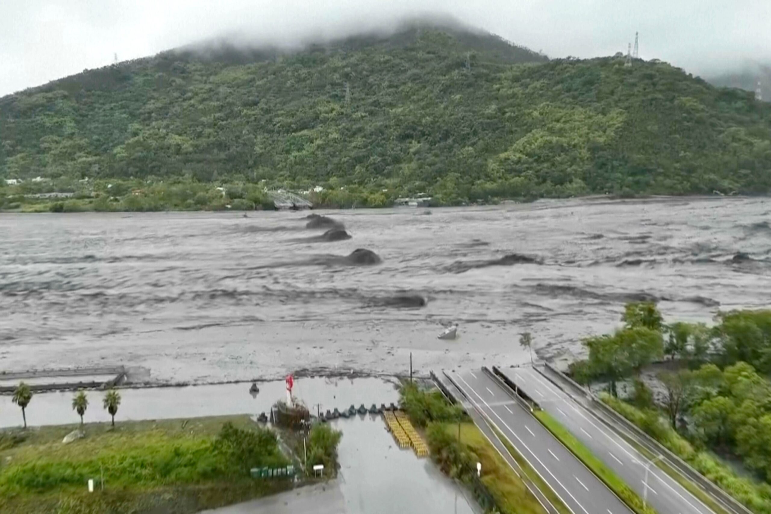 Destruição em Taiwan após rompimento de lago