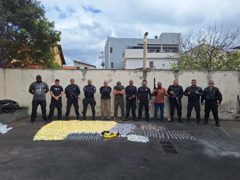 Operação policial resulta em apreensão de drogas e arma em Saquarema