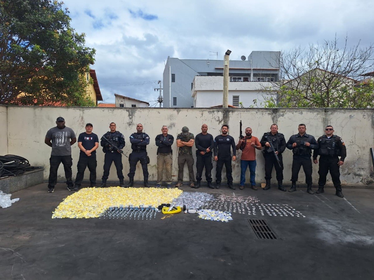Operação policial resulta em apreensão de drogas e arma em Saquarema