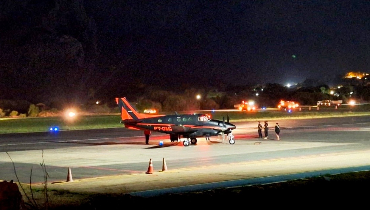 Avião de resgate pousa em Fernando de Noronha após pane na iluminação