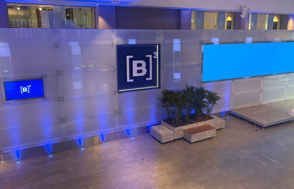 Ibovespa futuro recua com atenção à teleconferência entre Trump e Xi