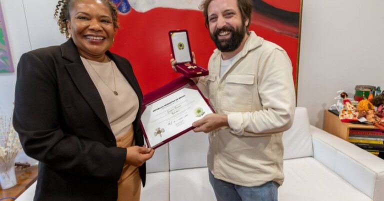Reação de Gregório Duvivier ao receber homenagem do Ministério da Cultura