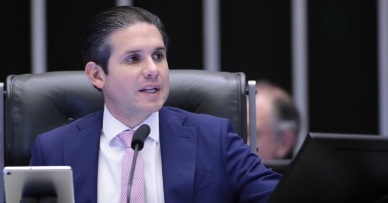 Hugo Motta define isenção do IR para até R$ 5 mil como prioridade