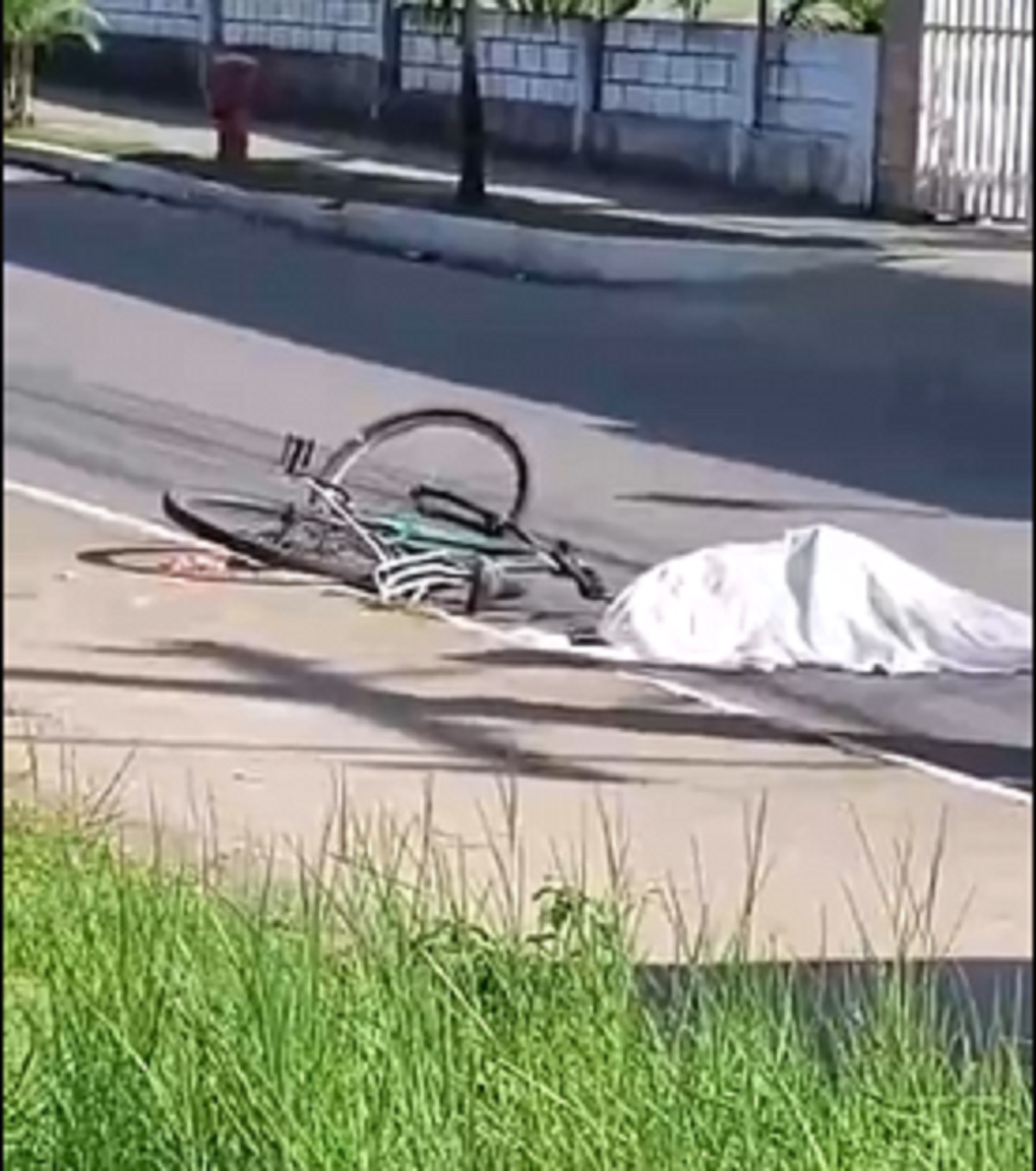 Ciclista morre após ser atropelada por carreta
