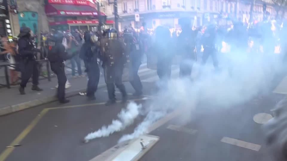 Conflito entre manifestantes e polícia na França