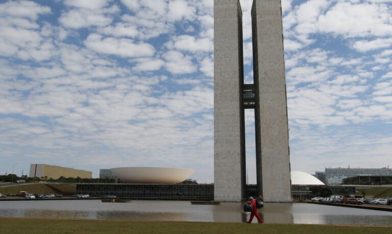 Pesquisa revela que 6 em cada 10 brasileiros não confiam em partidos políticos