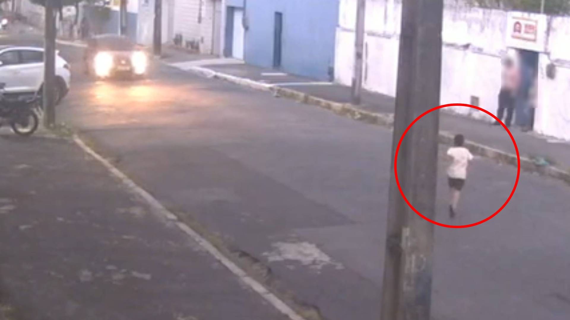 Menino autista sai de escola e mãe se desespera ao descobrir