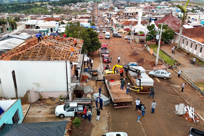 Reconstrução avança em Rio Bonito do Iguaçu após tornado
