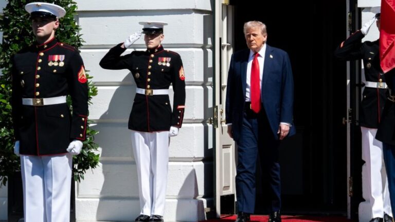 Desaprovação de Trump atinge 56% entre norte-americanos