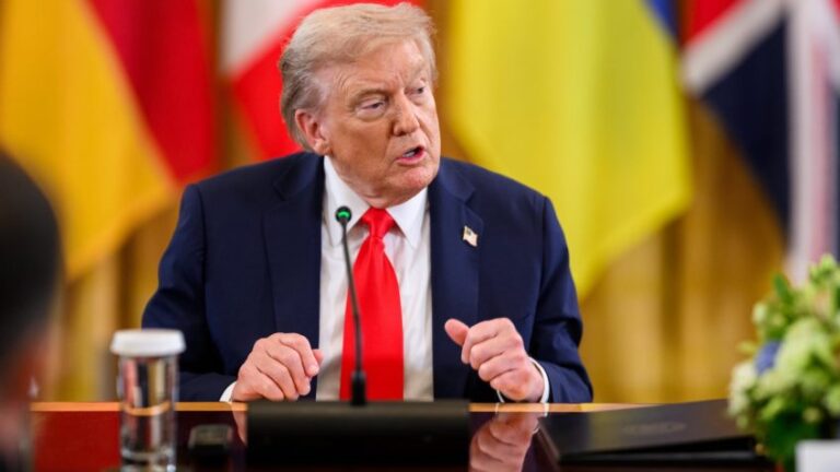 Trump sugere tarifas de até 100% à China e Índia