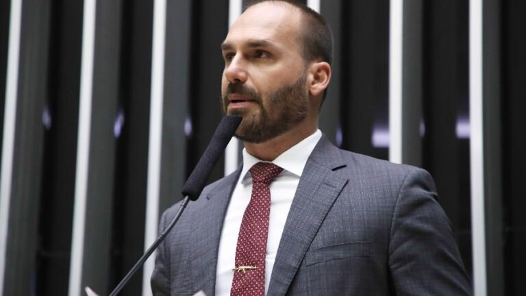 Crise no bolsonarismo: lobby de Eduardo nos EUA falha segundo Financial Times