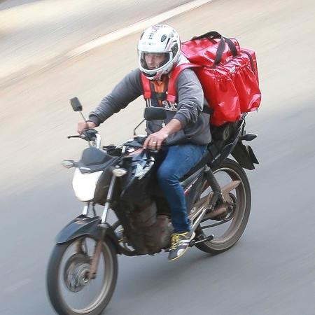 A regulamentação dos entregadores e o impacto nos preços dos lanches