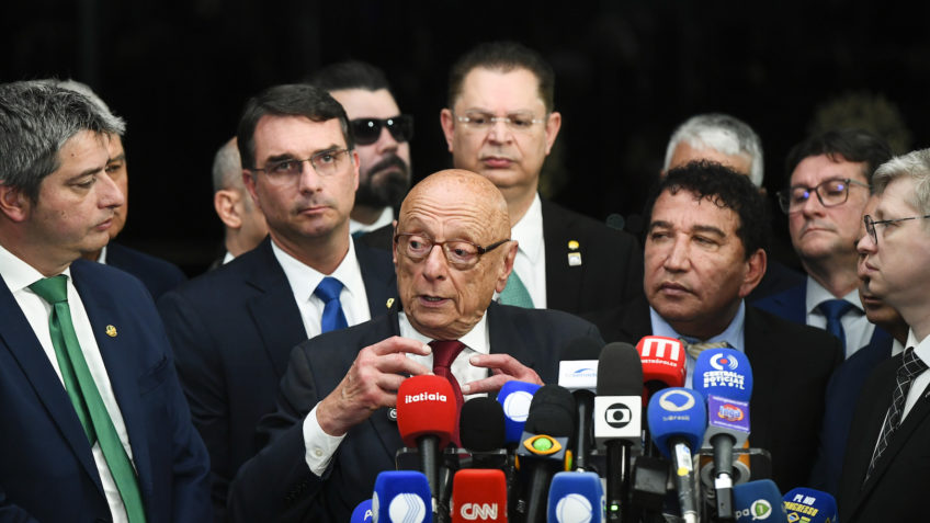 Moraes é acusado de distorcer fatos por Esperidião Amin