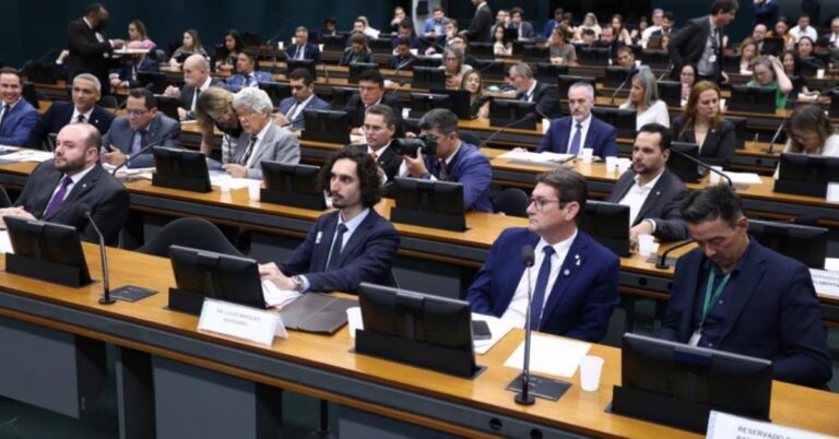 Câmara arquiva processo contra Janones por uso de camisa polêmica