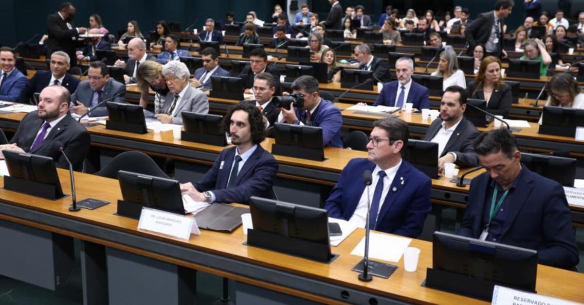 Câmara arquiva processo contra Janones por uso de camisa polêmica