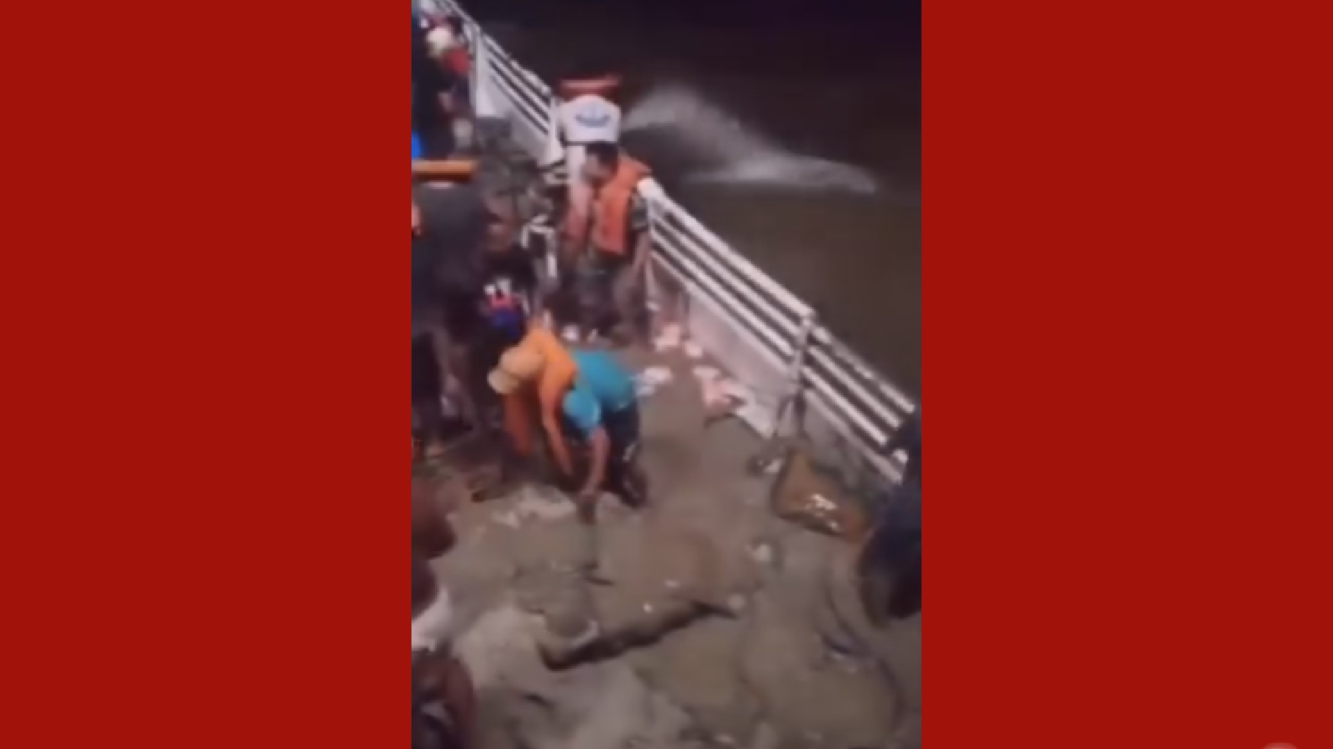 Passageiros jogam carga em rio após balsa à deriva começar a afundar, no Pará