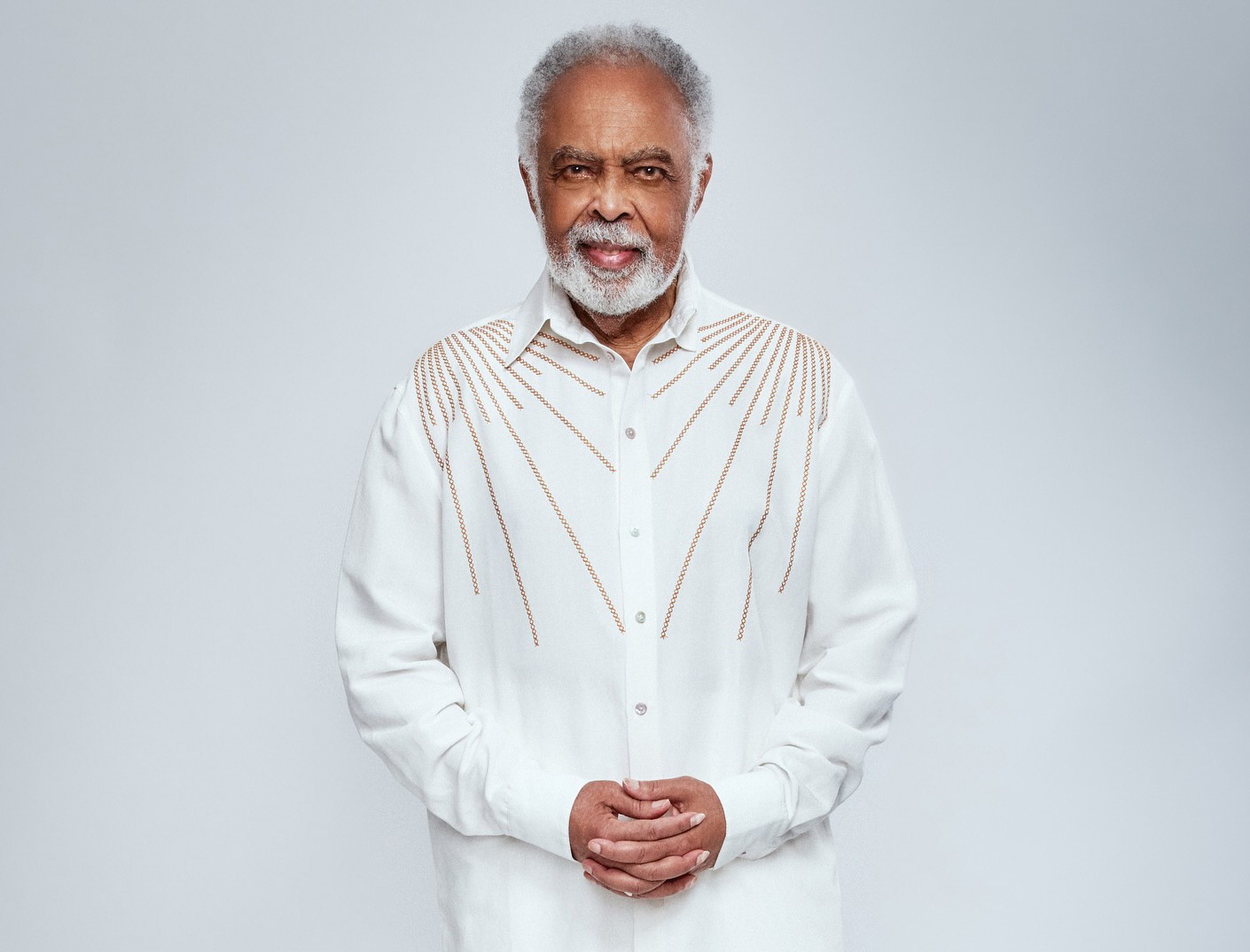 Gilberto Gil renova clássicos em álbum ‘Raça humana – Reloaded’