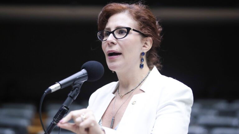 Carla Zambelli e o seu isolamento político na Itália