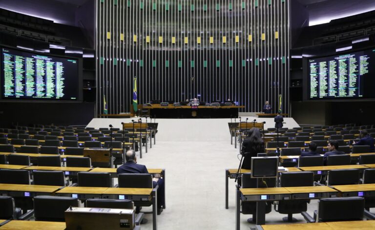 Isenção do IR e pressão por anistia voltam à discussão na Câmara