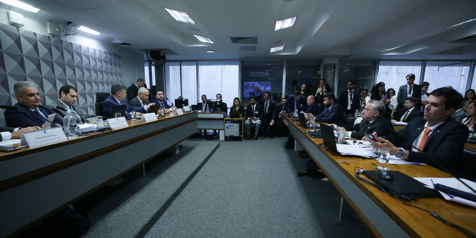 Dino permite que presidente de sindicato permaneça em silêncio
