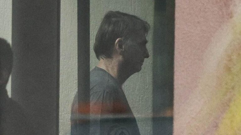 Bolsonaro enfrenta consequências da condenação e novos desafios legais
