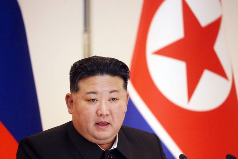 Kim Jong Un exalta tropas que lutam na Ucrânia como heróis