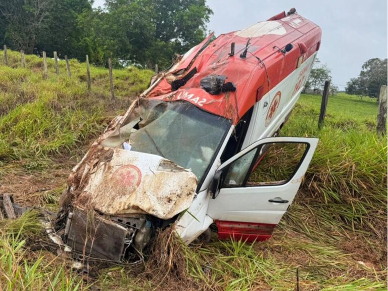 Capotamento de ambulância do Samu em Cruzeiro do Sul