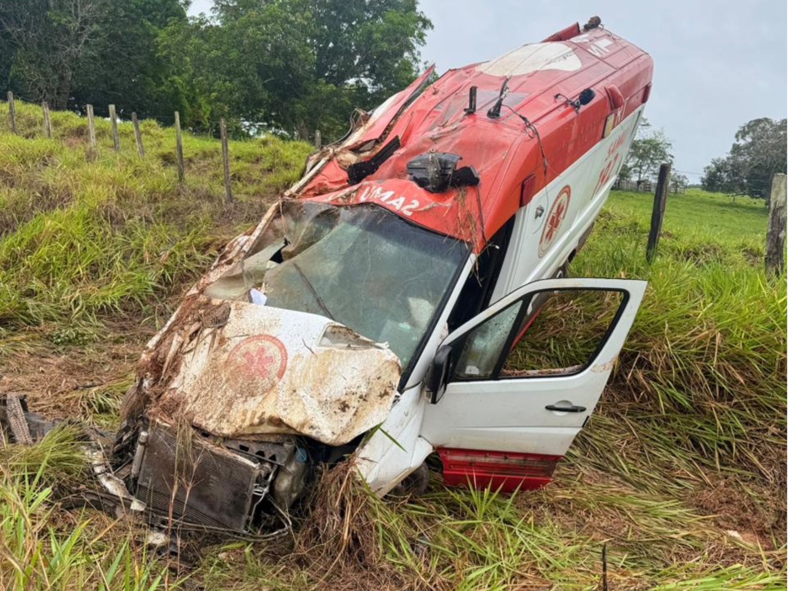 Capotamento de ambulância do Samu em Cruzeiro do Sul