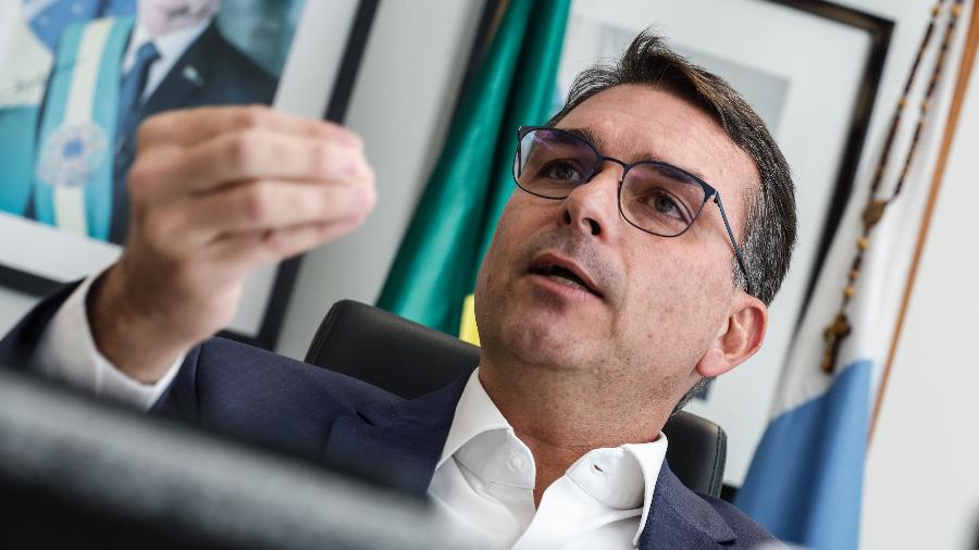 Flávio Bolsonaro causa prisão de Jair Bolsonaro pela segunda vez