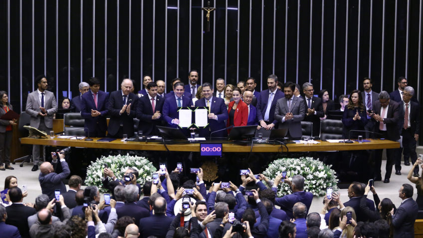 Congresso aprova PEC que posterga pagamento de precatórios