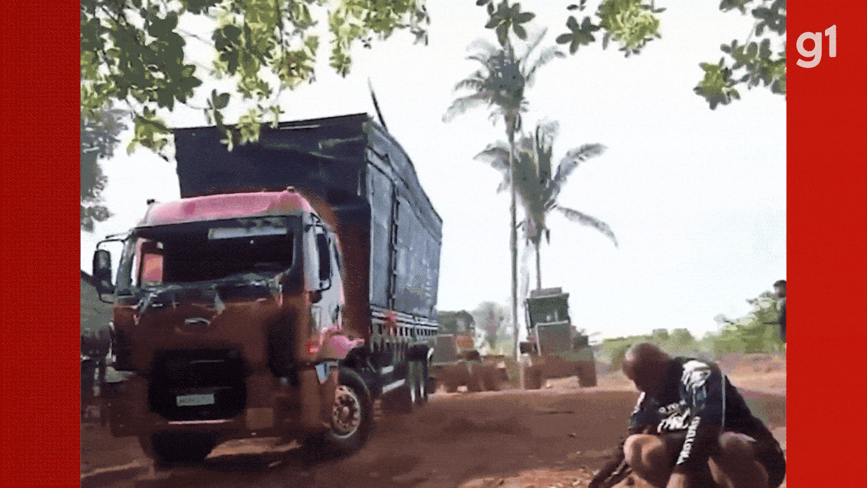 Caminhão carregado de carvão é retirado do rio após queda de ponte no Maranhão