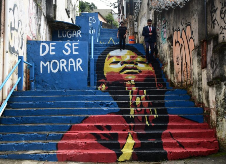 Grafite transforma escadaria abandonada em 'cartão-postal' de Caratoíra, em Vitória