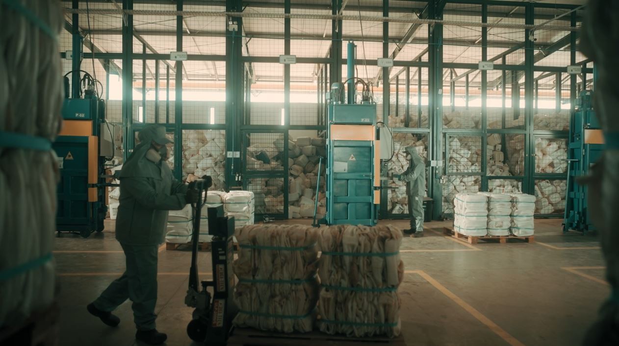 Entenda o sistema adotado no Brasil para reciclar embalagens de defensivos