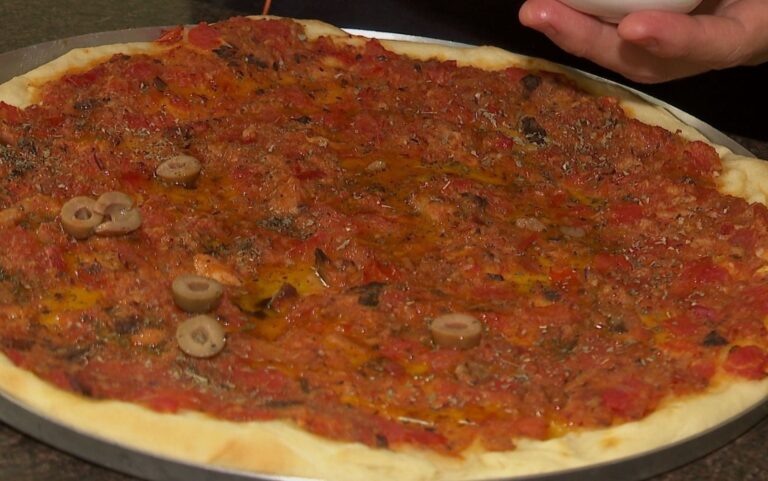Aprenda a fazer pizza de sardinha com Caio Tonello